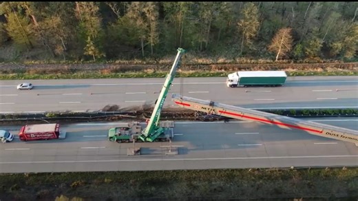 Lkw kracht in Leitplanke - Dashcam filmt Crash von 140-Tonnen-Schwertransport