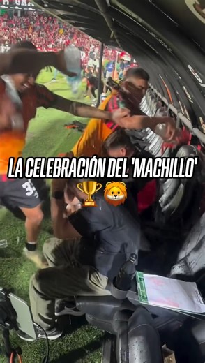 🏆🇨🇷 EL LIGUISMO, RENDIDA AL 'MACHO'🔥 TREMENDA la celebración entre jugadores y aficionados a Óscar Ramírez tras la 31 de Alajuelense😱 📹 LDA | ESPN Fans