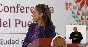 🔴#AHORA La presidenta Claudia Sheinbaum defiende la versión de las autoridades mexicanas sobre el caso de Simón Levy y muestra un documento de Portugal, en el que se afirma que fue detenido. La mandataria declaró que “parece que tiene nacionalidad europea” y, por lo tanto, lo liberaron, pero sin que pueda salir del país. "Estaba falto de la verdad el que no estaba en Portugal sino que estaba en Washington", añadió. | Azucena Uresti