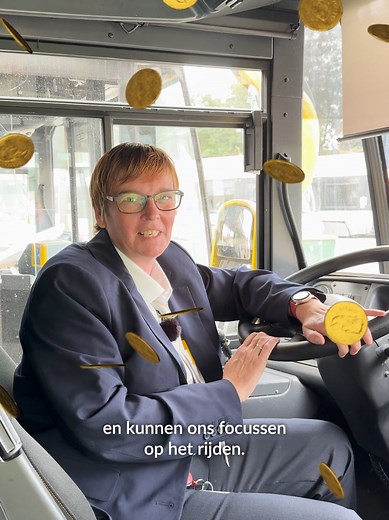 No cash, no worries 💵 🪙 👛 Want op onze bussen en trams betaal je contactloos voor je rit. 😊 Waarom? Dat weet chauffeur Wendy. Jij kan makkelijker opstappen en doorschuiven, haar collega’s hoeven niet te klungelen met kleingeld, … 👌 Toch cash betalen? Dat doe je in onze (mobiele) Lijnwinkels of in een extra verkooppunt. Check het overzicht op onze website. 😇 🏪 #DeLijn