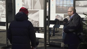 Takto probíhala open air vernisáž výstavy Grantů Prahy - všech držitelů tohoto ročního tvůrčího stipendia na monitorování proměn hlavního města za 30 let! Výstavu můžete navštívit na Mariánském náměsí. | Czech Photo | Facebook