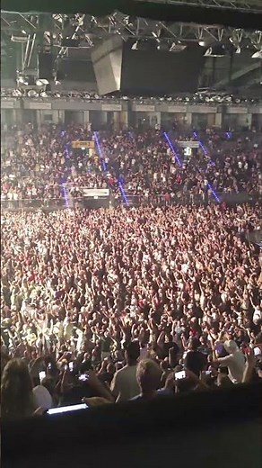 Cypress Hill performing "Jump Around" of House of Pain in Stuttgart