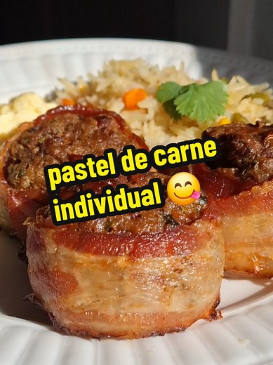 Hoy preparé un pastel de carne, pero no el tradicional, ¡sino en porciones individuales! 😋 Te muestro paso a paso cómo hacerlo, con todos los ingredientes para que te quede jugoso y lleno de sabor. Lo mejor de todo es que lo envolví con bacon y quedó espectacular. 🥓✨ Perfecto para una comida casera fácil, rica y diferente. #PasteldeCarne #RecetasCaseras #CocinaFácil #ComidaHechaEnCasa