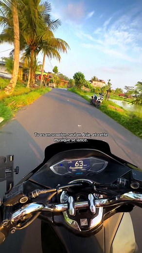 Scooter seul en Asie avec cette musique