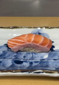「元寿司職人」が スーパーのサーモンで 寿司を握るとこうなる。 #サーモン #寿司 #sushi #japanesefood #鮨 | sushi