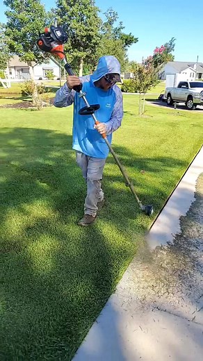 String Edging 😌🔥#creatorsearchinsights #lawncare #satisfyingvideo #foryoupage #lawnsoftiktok #connerlawnandmaintenance
