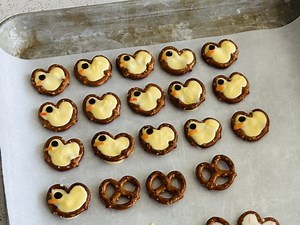 Hatch a whole flock of chocolate pretzel chicks! Here’s the how to…