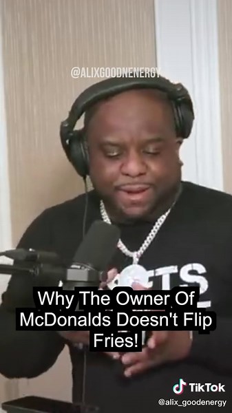I own a trucking company and I don’t have a CDL 🤷🏽‍♂️ Want me to teach you how to do it? Link in my BIO #truckingcompany #truckingindustry #nocdl