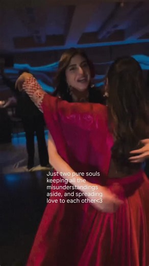 KATCHA VIBES on Instagram: "日本利用压电瓷砖将人们的脚步转化为电能。这些瓷砖能够捕捉你脚步产生的动能。 当你行走时，你的体重和动作会对瓷砖产生压力。瓷砖会轻微弯曲，产生机械应力。 瓷砖内部的压电材料会将这种应力转化为电能。 每一步都会产生少量电荷，数百万步加在一起，就能产生足够的电力来驱动LED灯、数字显示屏和传感器。 在像涩谷车站这样人流密集的地方，每天大约240万步 都在为这个系统做贡献。 这些电力可以储存起来或立即使用，从而减少对传统能源的依赖，并支持可持续的城市基础设施。 这种方法把日常的动作转化为实用的可再生能源。 #日本#知识#事实你知道吗推荐 科技 创新历史 技术 实验热门"