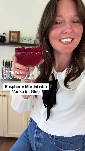Simple and classy raspberry martini with vodka (or gin)! 🍸This quick and easy cocktail only calls for 5 ingredients and takes no time at all to whip up (or should I say - shake up 😉). The fresh raspberry and lemon juice muddled together makes for a bright, vibrant, and slightly tart drink that’s perfect for this Valentine’s Day (or Galentine’s!). ❤️ FULL RECIPE is in my bio! #martini #raspberrymartini #valentinesday #galentinesday #vodkamartini #ginmartini