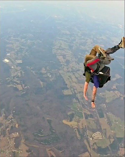 First time skydiving. Absolutely amazing !