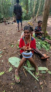 928K views · 6.5K reactions | Mujer pigmea Baka tocando el instrumento tradicional. #viajaresvivir #documentary #travel | Quim Fàbregas | Facebook