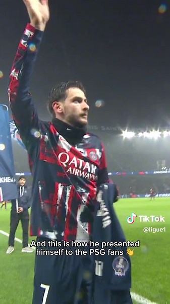 Khvicha Kvaratskhelia's Reception at Parc des Princes