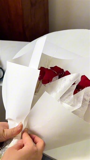 ❄️🌹❤️ #diyflowers #makingbouquets #bouquetwrapping #florist #flowerarrangement #bloomingbeauty | FloralSupplies.com