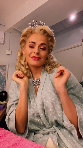 Discover the Talent of Sophie Evans in this Glinda Performance