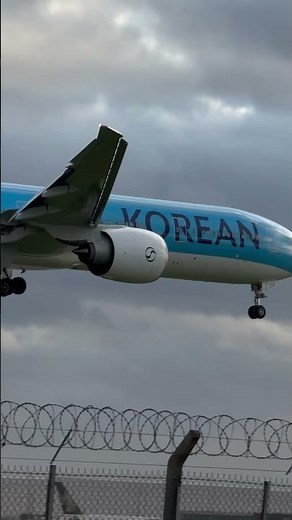 Korean air Boeing 777 – 300 coming from Seoul to landing Heathrow Airport London ￼