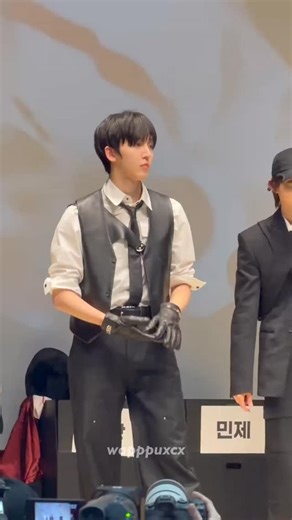 나비 on Instagram: "DONGHYEON MANIAC FOCUS ✨ ctto #donghyeon #kickflip #킥플립 #동현"