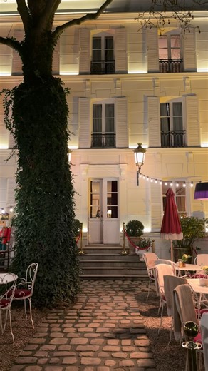 Popcorn Paris | Food & Travel Guide on Instagram: "Le restaurant le plus secret de Montmartre… et sans doute l’un des plus beaux. Bienvenue à L’Hôtel Particulier Montmartre 🤍 Nichée au cœur de la butte, cette terrasse confidentielle est un véritable écrin de verdure 🌸 Dans cet hôtel particulier caché se dévoile un restaurant entouré d’un jardin luxuriant… et même de quelques poules 🐓🌿 Un lieu rare, hors du temps, parfait pour un déjeuner ensoleillé ou un dîner intimiste 🍽️✨ 📍 Hôtel Particu