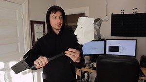 Sean Hodgins-ek beldurrak ekartzen ditu proiekzio izugarrizko maskararekin