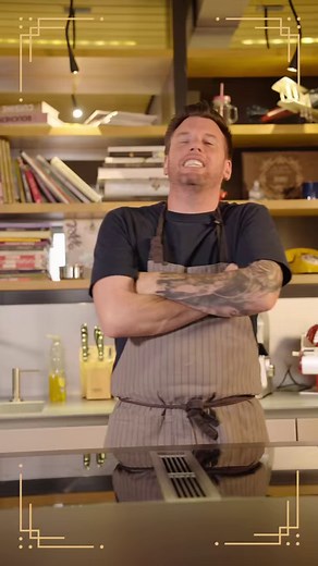 A l'approche de l'anniversaire de Harry Potter, le chef Norbert Tarayre, qui a reproduit le célèbre gâteau rose et vert pour l'occasion, se prête au jeu du "Tu Préfères". Nous lui avons posé quelques questions que seuls les vrais fans pourraient apprécier. Et vous, quelle option choisiriez-vous ? #JoyeuxAnniversaireHarry #HarryPotter | Warner Bros. Pictures