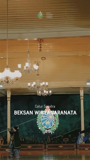 KARATON SURAKARTA HADININGRAT on Instagram: "Kanca #kratonsolo, pada pergelaran Catur Sagatra tahun ini Karaton Kasunanan Surakarta mempersembahkan Beksan Wiryanaranata. Merupakan bentuk beksan baru atau yasan enggal dari GKR. Pakoe Boewono (GKR. Ageng) yang diilhami dari lelampahan Dalem Ingkang Sinuhun Kangjeng Susuhunan Pakoe Boewono VI. Wiryanaranata, secara etimologi terdiri dari tiga akar kata utama yaitu “Wirya/Wira” berasal dari bahasa Sanskerta “virya” yang bermakna keberanian, kegagaha