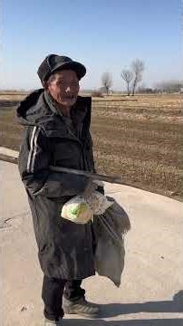 On my way to set up a stall in Liu Village I came across an old man squatting by the roads