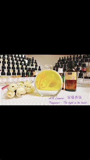 靜下來的方法之一，今晚做第一瓶浮游花經油擴香～ #我完全忘記我自己的精油有顏色啊 #調一瓶溫暖木質調的香氣 #看完配方發現也是一瓶招財又平衡的精油們 #amlumiere #安蔓香氛 #浮游花擴香 #精油調香 #芳心生活 #精油購買可以有優惠耶