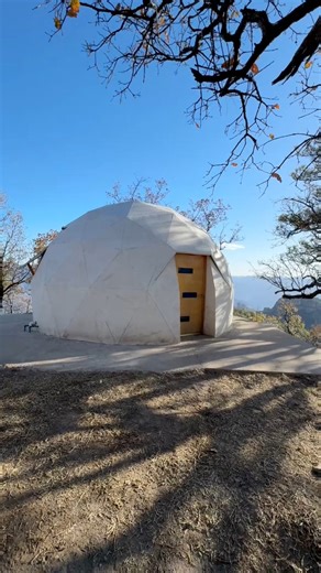 Imagínate quedarte en un Domo a la orilla de una Barranca, donde se puede disfrutar de los más bonitos atardeceres de la sierra de Chihuahua y de noche admirar las estrellas desde la comodidad de la cama, son experiencias que todos deberíamos experimentar. Date una escapada a este bello lugar se llama Zima Azul Sky Lodge contáctalos para hacer una reservación te aseguro que no te vas a arrepentir de venir a conocer este maravilloso lugar. #guachochi #chihuahua #kokoyome #zimaazul | Luis Aguirre