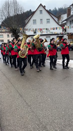🎭 Fasnet ausrufen 2026! 🔑 Wir haben den Schlüssel wieder übernommen – direkt am neuen Rathaus! 🏛️ Unsere Bürgermeisterin Lisa Hengstler ist dieses Jahr selbst ein Jockele 😍 Und ja… der Schlüssel wurde dieses Jahr das erste mal ganz offiziell von den Jockele-Kindern von Lisa geklaut 😄 Unsere Fasnetpuppe ist dieses Jahr zwar sehr klein 🤏🎎 aber die Vorfreude dafür umso größer! 🥳 Wir sind bereit – und wir freuen uns riesig! 🎉🎶 @lisa_hengstler @guetenbacher_jockele | Musikkapelle Gütenbach 