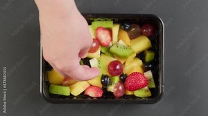 Cooking fruits salad close-up. Take away meal top view, Food delivery in closed disposable container, balanced nutrition. Fresh portion in lunch box, vegetarian dish. Healthy eating, diet, catering Stock Video
