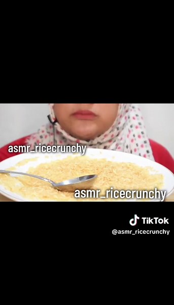 asmr makan beras yang di sangrai#kikiasmr #makanberasmentah #renyah #asmrberas #berasmentah #asmriceeating #fyp #makanberas #popular #berasdaawat