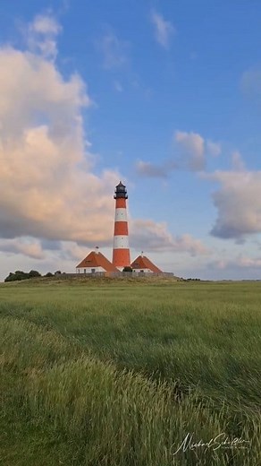 Kamerasettings am Ende Ein Wahrzeichen der Nordsee: Der Westerhever Leuchtturm. Eingebettet in die einzigartige Landschaft des Wattenmeers strahlt er Ruhe, Geschichte und norddeutsche Gelassenheit aus. Ein perfekter Ort zum Durchatmen und Staunen! A place where time seems to stand still. The lighthouse of Westerhever watches over the Wadden Sea, telling stories of wind, freedom, and endless horizons. Here, you find peace – and maybe even yourself. #fototipps #fotocoach #WesterheverLeuchtturm #No