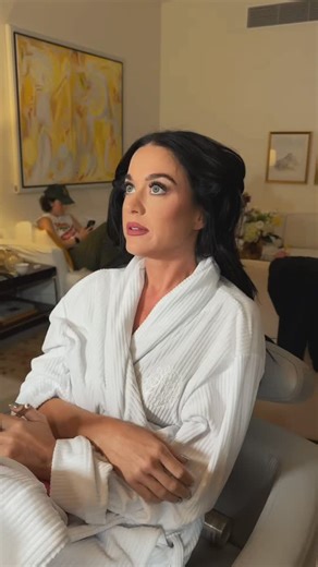 KATY PERRY on Instagram: "I saw the light 💡 and the Lifetimes Tour stage came to me. East Coast tickets are available NOW!"