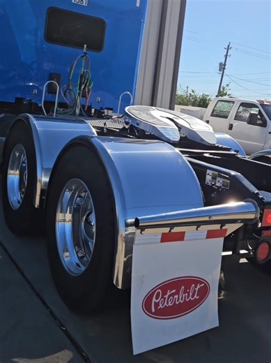Mirror Finish Single Tendem Fender Upgrade 😮‍🔥 Clean Look with Hidden Brackets! Mira este upgrade 🔥 Single tandem stainless steel fender con acabado mirror polish instalado con Hogebuilt hidden brackets para un look más limpio y profesional 💪 No tornillos visibles. No brackets bulky. Solo brillo, estilo y calidad de show truck ✨ Si quieres que tu semi se mire más agresivo y elegante al mismo tiempo — este es el upgrade 💯 📍 Instalación profesional disponible 📦 Parts Install DM para precios
