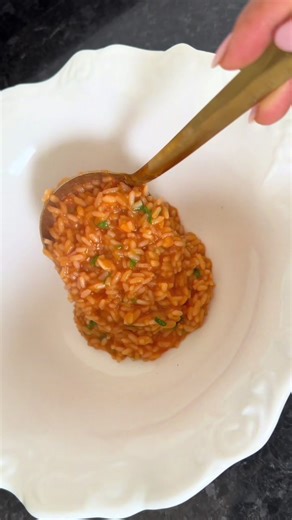 Arroz de Tomate Cremos! 🍅🍚 Ingredientes: 2 chávenas de arroz parboilizado 2 tomates grandes maduros 1 cebola média picada 2 dentes de alho picados 1 folha de louro 1 a 2 colheres de sopa de massa de tomate @uami_angola 1 colheres de sopa de banha de porco 4 chávenas de água Sal a gosto Modo de preparo: 1) Numa panela coloque um pouco de banha de porco e leve ao lume médio. Adicione 1 cebola bem picada, 2 dentes de alho e 1 folha de louro e deixe refogar até a cebola ficar macia e levemente dou