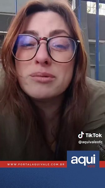 Uma professora relatou em suas redes sociais na manhã desta terça-feira (30), que encontrou um caco de vidro dentro de seu copo de água durante uma aula na EMEFI Prof.ª Ildete Mendonça Barbosa, no Residencial União, zona sul de São José dos Campos. A docente afirmou que um dos estudantes teria colocado o vidro no recipiente enquanto outros colegas acompanharam a ação e não a alertaram imediatamente. No vídeo, a professora relatou que precisou procurar atendimento médico para obter um atestado e 