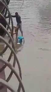 Selon une enquête récente, 64 % des femmes pensent que la galanterie n'existe plus. Parfois quand je pense au mariage et l'exigence des femmes je préfère me noyer seul que de faire une bêtise en mettant une chaise à travers et ramasser des tas de remarques et râles ;Tu es incapable ! Tu es maladroit ! Tu es ingrat ! Tu as regardé l'autre femme et tu n'a pas mis la chaise convenablement !!! Tu aurais dû trouver des chaises en cuire ! Pk il pleut ? Il fait froid ? Pk tu travailles pas plus vite ? 