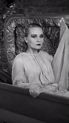 Bela Lugosi and Helen Chandler in Dracula (1931) #dracula