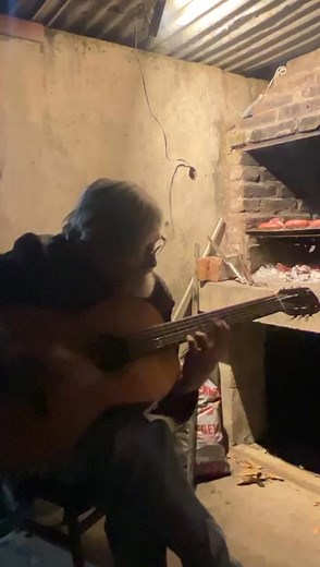 Guitarreando un poco canto del arpa video casero esperando el asaditooo con mi hijo ariel los céparo ..viva el folclore .. | Jose Alberto Céparo