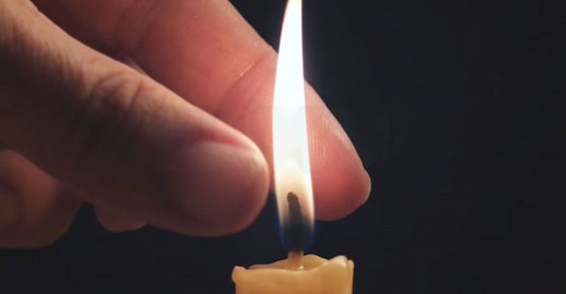 How to Put Out a Candle with Your Fingers: A Quick Guide - WaxCrafter