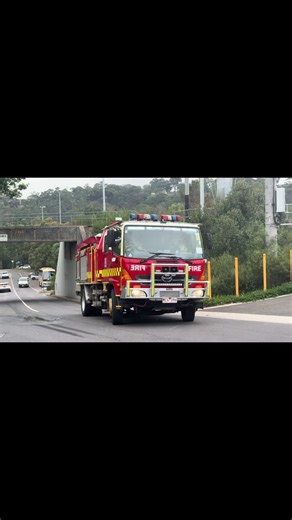 *DOUBLE CATCH* Plenty Pumper Tanker Reaponding code 1 to a fully involved 2A structure Fire in Greensborough - Taken with @Emergency Services Victoria #cfa #CFA #FRV #frv #fyp