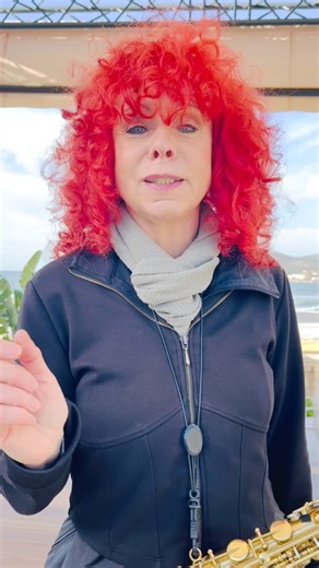 🎶❤️🎶 Melodien - wie gesungen auf dem Saxophon - kraftvoll, rockig, leidenschaftlich, zuweilen melancholisch schön. Die wunderbaren Musiker der Band breiten dafür den fliegenden Teppich aus. 🔆🌱Lasst Euch überraschen von neuen und bekannten Songs, vom Zauber dieses Ortes und feiert mit uns gemeinsam den Frühling in Berlin! 🗝️🎈Mehr Konzerte & Tickets: https://www.TinaTandler.de/termine | TinaTandler - Saxophonistin