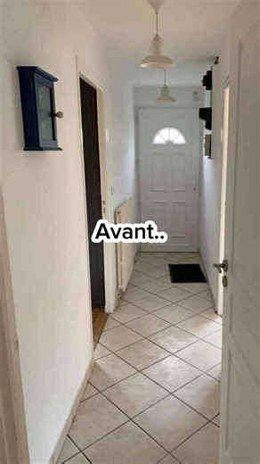 Voici le rendu final. Les plinthes en place, en harmonie avec la tablette, le meuble et l’ensemble du hall d’entrée. Un travail qui a demandé du temps, de la réflexion et beaucoup de patience. Mais surtout, des clients ravis, et une touche finale : le meuble WELCOME qui vient compléter leur projet de maison. C’est pour ces moments-là que je fais ce métier. #chene #meuble #deco #atelier #menuiserie #ebenisterie #bricolage #table #vintage #bois | John Zwisler Menuisier Créateur