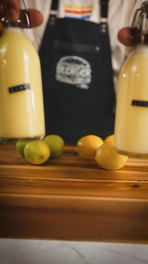 Tyle soku z 2-3 cytrusów. Idealne do lemionady. #foxxgotuje #cytrusy #cytryna #limonka #lemoniada Ważne - dokładnie umyj cytrusy przed użyciem - i polecam używać cytrusów bio. Cytrynowy superjuice: zest (skórka bez białego) z cytryny sok z cytryny kwasek cytrynowy - waga zesta 1:1 woda - waga zesta x 16.66 Przykład: - Zest z 3 cytryn - 33 g - Sok z 3 cytryn - kwasek cytrynowy - 33 g (1:1 wagi zestu) - woda - 550 g (33 x 16,66) Zest obierz i zasyp kwaskiem, pozostaw przykryte przez około 1-2h. Zb