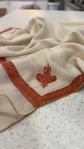 Grace meets subtle glamour 🤍 Authentic Pashmina Handwoven in an elegant off-white waist, highlighted with fine plastic embroidery that adds a soft shimmer while keeping the look refined and graceful. A perfect piece for those who love minimal luxury with a modern touch. 💰 Price: 18,000 INR | $217 USD 📩 DM to book this beauty #Pashmina #HandwornPashmina #OffWhiteElegance #FineEmbroidery #LuxuryWraps TimelessStyle Kas | Phamb