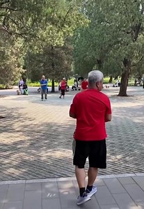Witness an extraordinary #workout for #Chinese elders: playing #quoits, the game of throwing and catching! This skilled man effortlessly lands four quoits on his friends' necks with precision. But wait, there's more! He catches each one flawlessly as they're thrown back at him. A true pro in action! | Bridging News