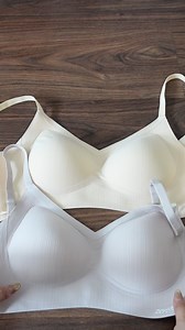 Một sáng bận rộn nàng chẳng muốn tốn thời gian lựa nội y cho hợp trang phục? Vậy nàng chỉ cần tìm đúng một lựa chọn thông minh – chính là áo lót “Lười” eMfit. Với thiết kế không gọng, không viền, công nghệ tạo form tròn tự nhiên, nàng có thể mặc áo lót eMfit cùng áo phông, sơ mi, đầm ôm hay váy dây đều “ăn ý” tuyệt đối. Áo lót "Lười" giúp nàng chỉ cần mặc vào là thấy đẹp, thấy dễ chịu – không phải nghĩ ngợi quá nhiều mỗi sáng. Hãy là người phụ nữ "lười" một cách tinh gọn và thông minh, nàng nhé!