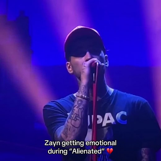 Emotional Moments from Zayn Malik's Alienated Performance