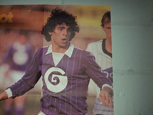 1985 - 2025. Une célébration de la culture Mauve et Blanc. Een eerbetoon aan een icoon en zijn impact op Royal Sporting Club Anderlecht. 💜 shop.rsca.be Directed by Ben Mege Executive producer Caviar | Stromae