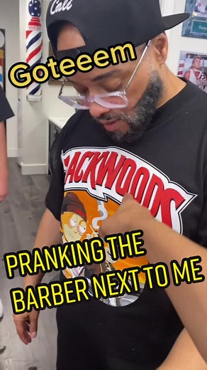 Hairy finger 😂 #barberprank #barber #viralbarber #barbero
